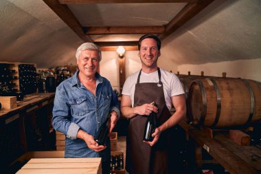 Dost canlısı şarap garsonları şarap mahzenine hoş geldiniz.