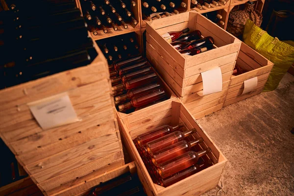 Caixas de madeira com garrafas de vinho na sala de armazenamento — Fotografia de Stock