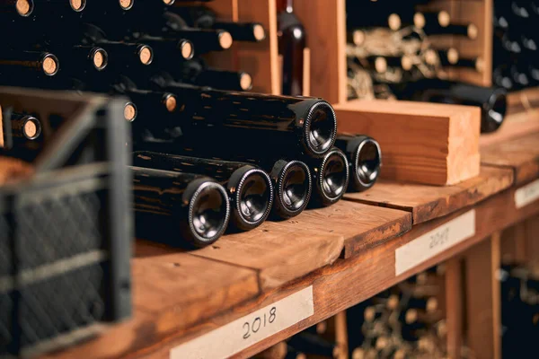 Wijnkelder met flessen alcoholische drank — Stockfoto