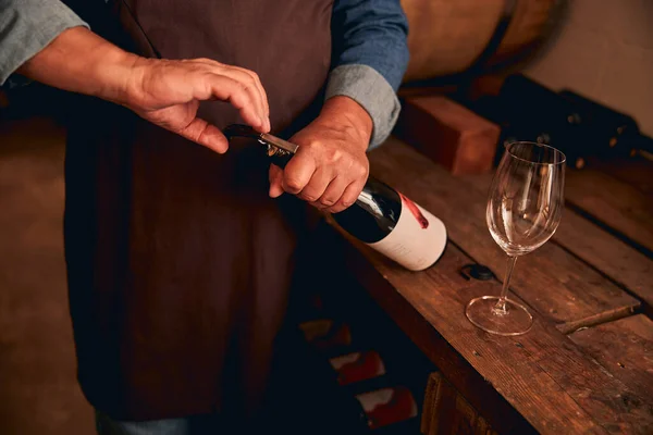 Enólogo en la botella de apertura delantal de vino — Foto de Stock