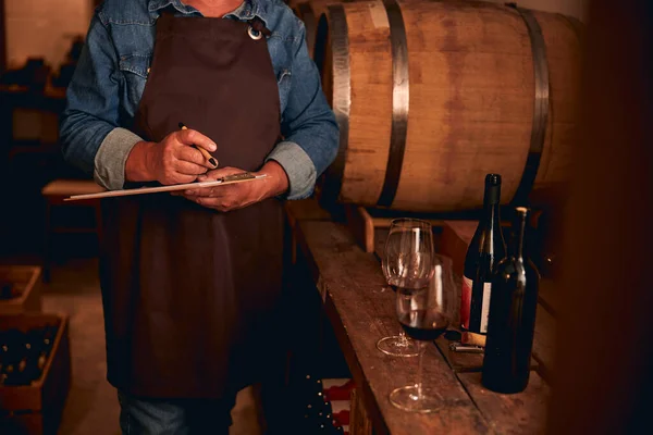 Proprietario della cantina non riconosciuto che controlla la qualità del prodotto — Foto Stock