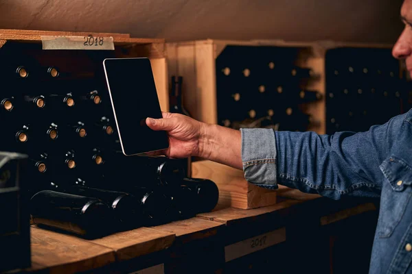 Taking photos of the wine bottles in cellar — Stock Photo, Image