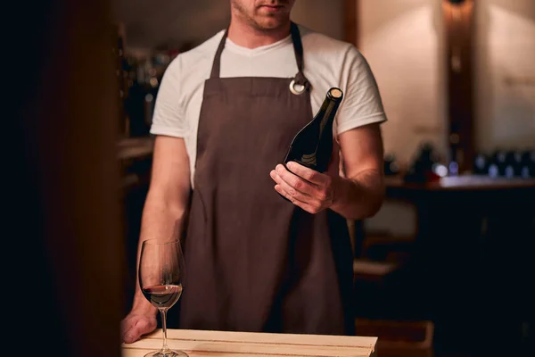 Giovane sommelier esperto che sceglie il vino in cantina — Foto Stock