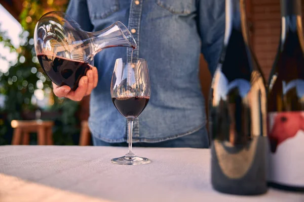 La belleza del vino tinto de lujo en la copa — Foto de Stock