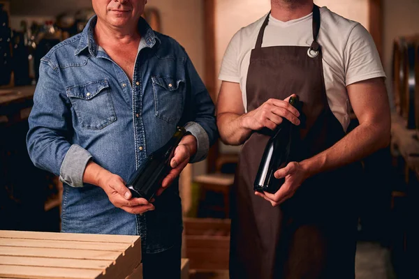 Due sommelier professionisti che presentano la loro famosa cantina — Foto Stock