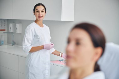 Kameraya poz veren sertifikalı kadın kozmetikçi