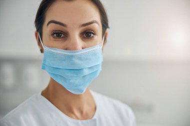 Bayan doktor önüne bakıyor.
