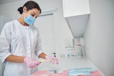 Profesyonel dermatolog iğne yapmaya hazırlanıyor.