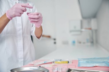 Nitelikli kozmetikçi iğneye hazırlanıyor