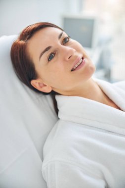 Güzellik salonunda düşünceli bir bayan müşteri.