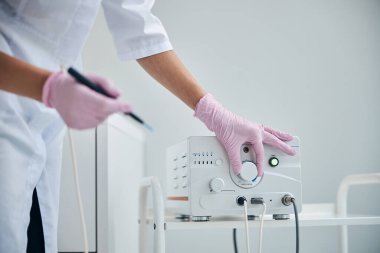 Lateks eldivenli doktor tıbbi bir prosedüre hazırlanıyor.