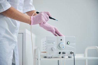 Doktor elektrostaji ameliyatına hazırlanıyor.