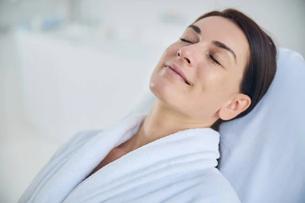Uśmiechnięty zadowolony klient spa ubrany w szlafrok — Zdjęcie stockowe