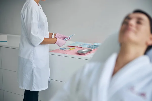 Kosmetikerin bereitet sich auf einen kosmetischen Eingriff vor — Stockfoto