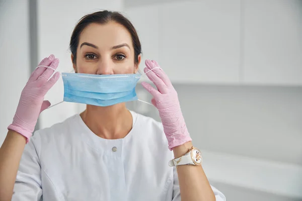 Професійний жіночий дерматолог готується до роботи — стокове фото