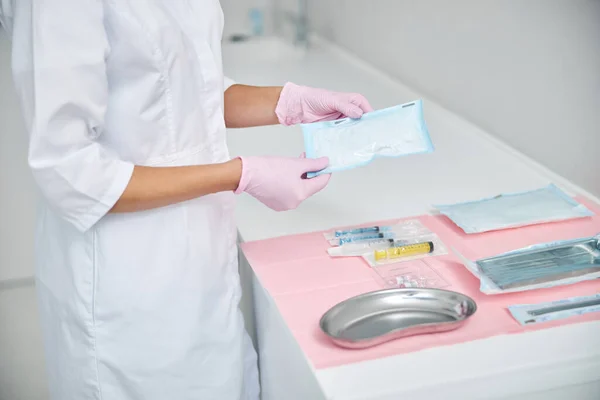 Dermatologista feminina se preparando para realizar um procedimento médico — Fotografia de Stock