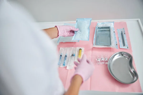 Arzt arrangiert Instrumente vor einem medizinischen Eingriff — Stockfoto