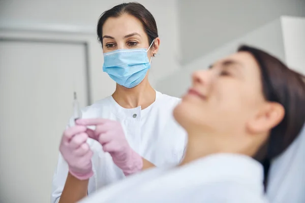 Dermatólogo revisando si hay burbujas de aire en la jeringa —  Fotos de Stock