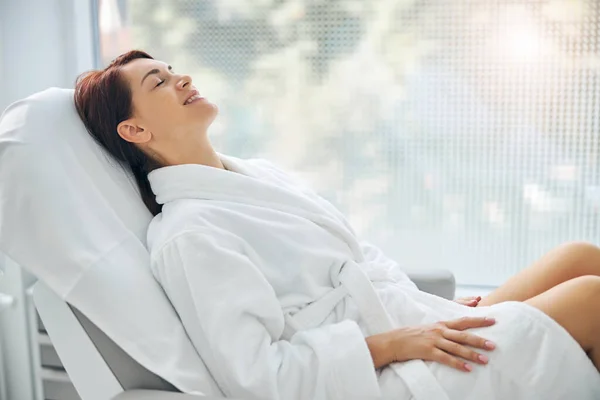 Gioiosa paziente femminile in attesa di una procedura di bellezza — Foto Stock