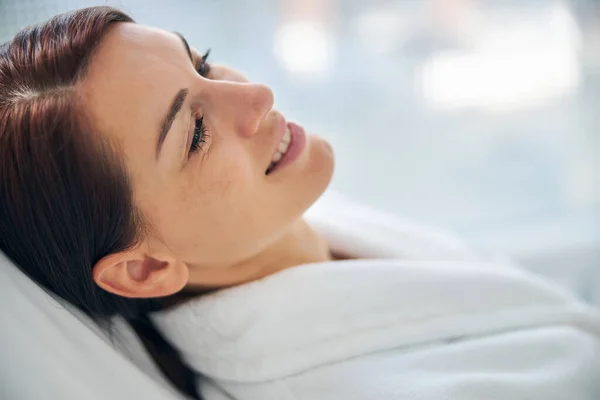 Cliente de spa atractivo con una sonrisa complacida — Foto de Stock