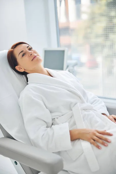 Спокійний розслаблений пацієнт чекає на процедуру краси — стокове фото