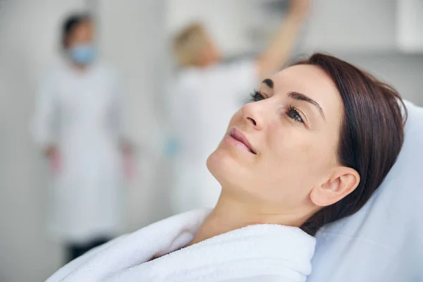 Aangename dromerige vrouwelijke patiënt in een wellnesscentrum — Stockfoto