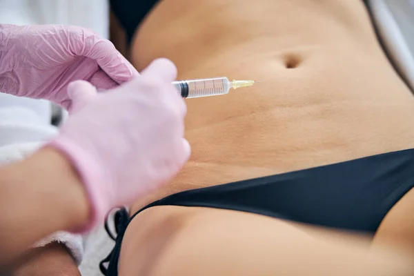 Dermatólogo inyectando un medicamento a un paciente —  Fotos de Stock