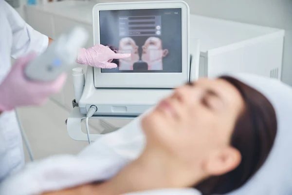 Esteticista preparando a una mujer relajada para un procedimiento cosmético — Foto de Stock