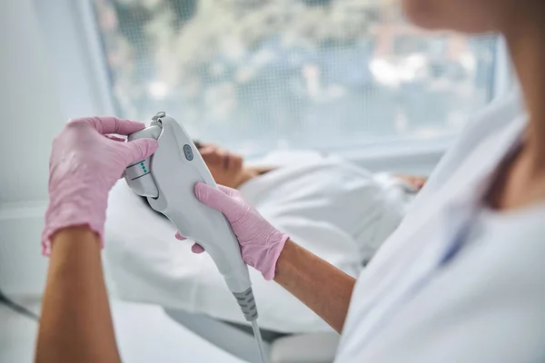 Dermatologe bereitet sich auf einen kosmetischen Eingriff im Gesicht eines Patienten vor — Stockfoto