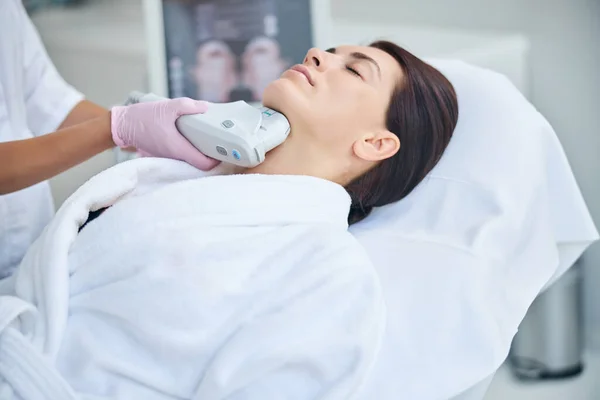 Mujer relajante durante un procedimiento cosmético en un salón de belleza —  Fotos de Stock