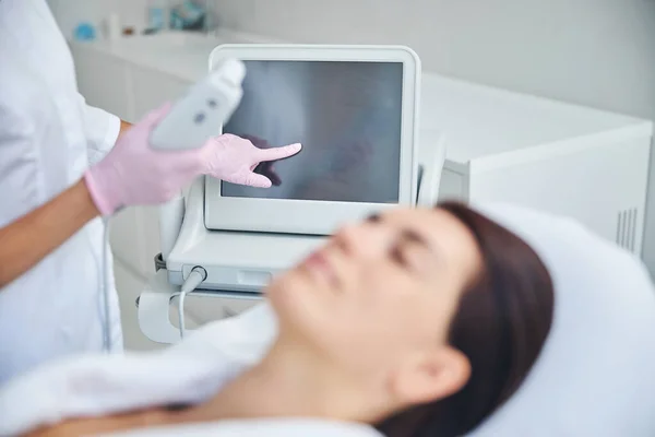 Cosmética preparando a su paciente para un procedimiento de belleza — Foto de Stock