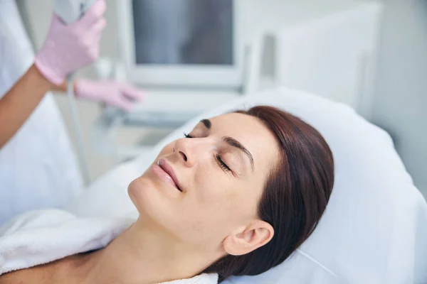 Serene tevreden patiënt dagdromen voor een procedure — Stockfoto