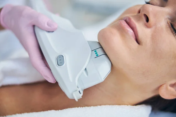 Paziente femminile tranquilla durante la terapia ecografica — Foto Stock