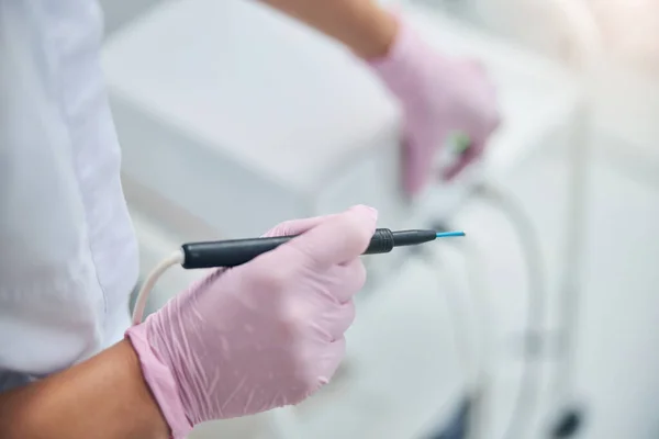 Diplom-Kosmetologe bereitet sich auf einen elektrochirurgischen Eingriff vor — Stockfoto