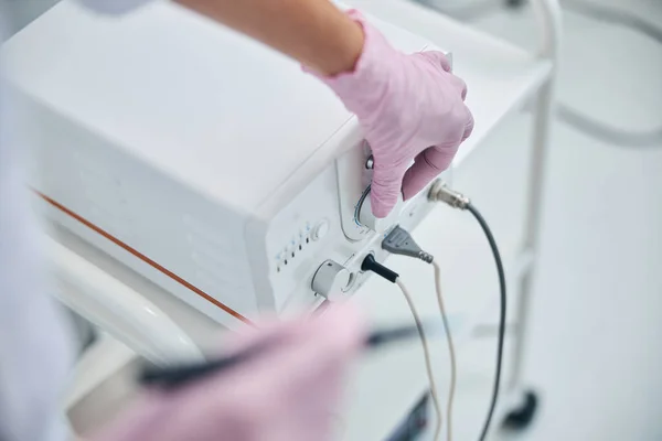 Arzt bereitet sich auf elektrochirurgische Behandlung vor — Stockfoto