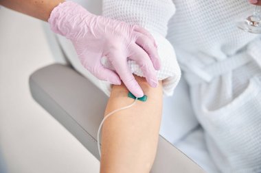 Kadın güzellik kliniğinde tıbbi bir prosedür geçiriyor.