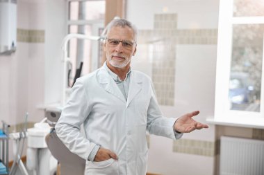 Kalifiye dişçi herkesi kliniğine buyur ediyor.