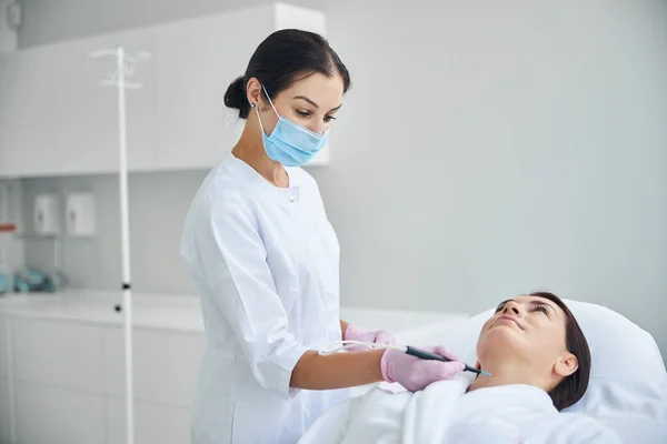 Doctor cauterizando un nevo usando corriente eléctrica — Foto de Stock