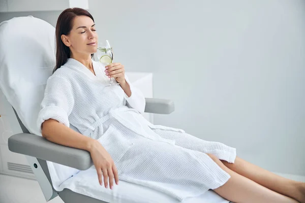 Ніжна жінка розслабляється перед процедурою краси — стокове фото