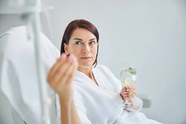 Woman undergoing vitamin therapy in a beauty clinic — Stock Photo, Image