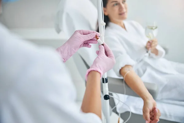 Enfermera en guantes de látex realizando un procedimiento médico —  Fotos de Stock