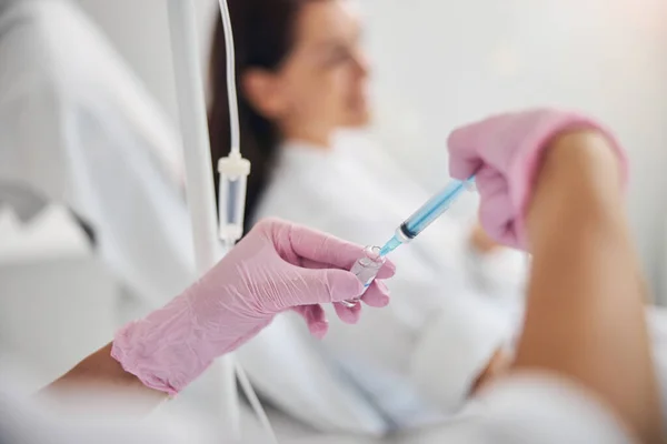 Mujer con guantes estériles realizando un procedimiento médico —  Fotos de Stock