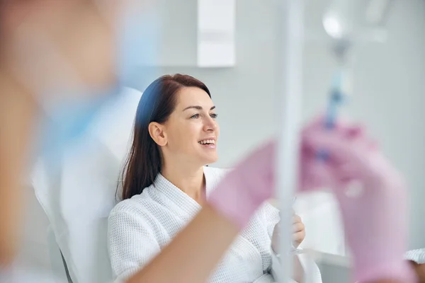 Paciente feliz do sexo feminino desfrutando de um procedimento médico — Fotografia de Stock
