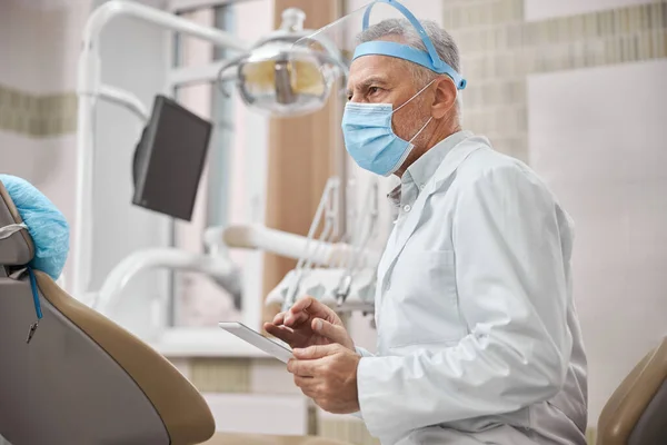 Professionele tandheelkundige expert met een tablet in zijn kantoor — Stockfoto