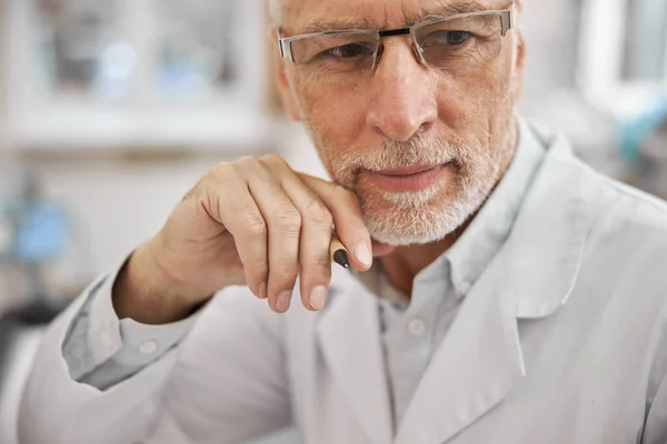 Medical doctor wearing uniform and loooking focused — Stock Photo, Image