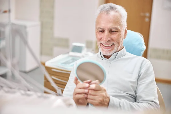 Verouderde heer zittend in een tandartsstoel — Stockfoto