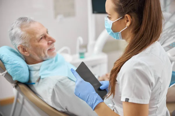 Professional young dental expert ready to begin dental examination — Stock Photo, Image