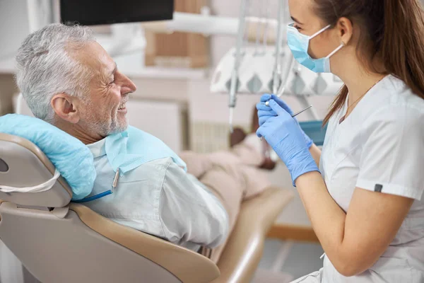 Pozitivně vypadající starší muž na zubní prohlídce — Stock fotografie