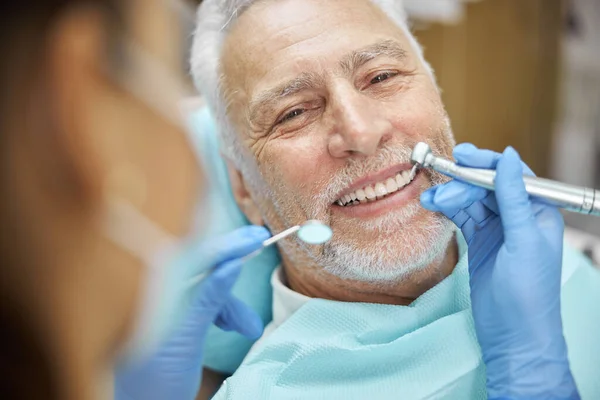 愉快的老年公民在牙科治疗期间微笑 — 图库照片