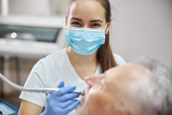 Gyönyörű női fogorvos egy fogászati fúróval — Stock Fotó